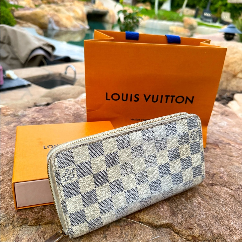 Authentic Louis Vuitton white Damier LV zippered long wallet